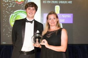 Hunter’s representative, Edward Macdonald receives the New Zealand Champion Sparkling Wine Award from Competition Judge, Essi Avellan MW.  